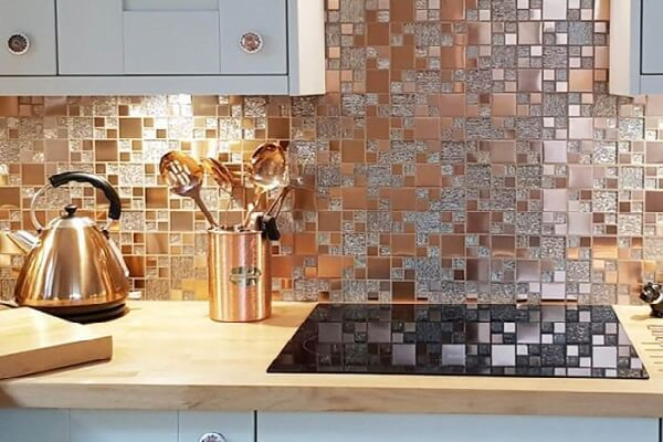 Gạch mosaic ốp bếp ánh kim cho không gian bếp bừng sáng