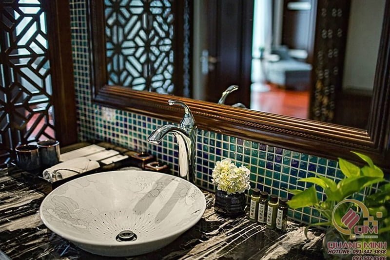 Khi chọn gạch mosaic ốp nhà tắm không nên chọn gạch có họa tiết rườm rà