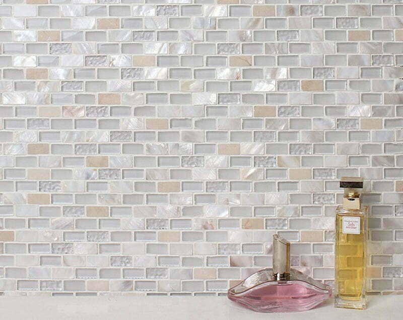 Gạch mosaic thủy tinh sẽ giúp cho không gian phòng tắm thêm lung linh, huyền ảo