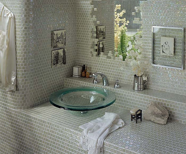 Sử dụng gạch mosaic thủy tinh giúp phòng tắm trở nên sang trọng hơn