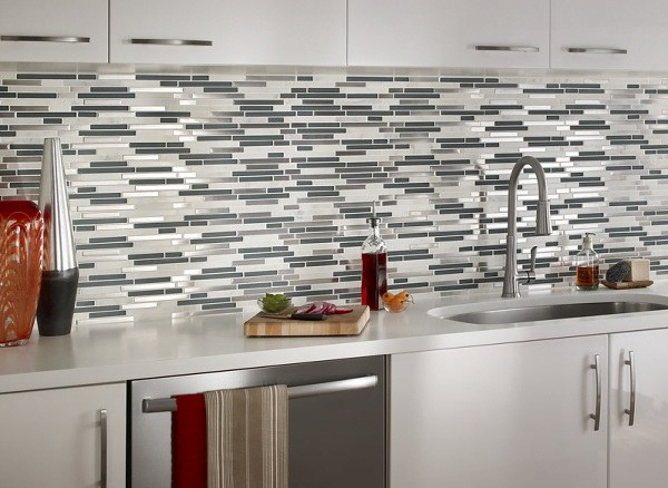 Sử dụng gạch mosaic thủy tinh ốp bếp rất dễ vệ sinh và lau chùi