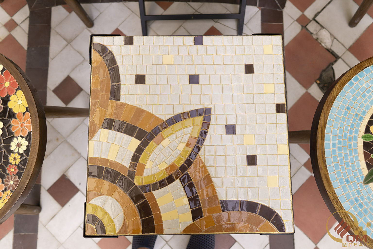 Bàn vuông Mosaic Gốm – Họa tiết Hoa Nâu QM-BT02