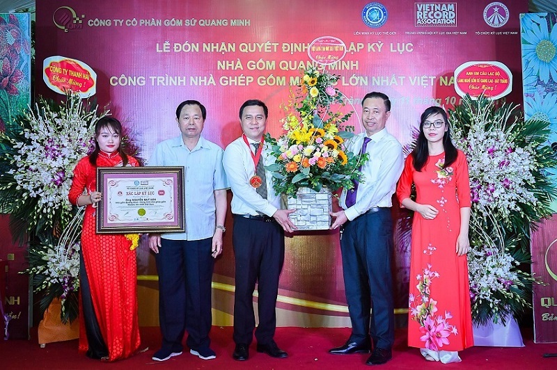 Nghệ nhân Nguyễn Quý Sơn trong lễ trao bằng xác lập Kỷ lục Việt Nam cho công trình "Nhà gốm Quang Minh
