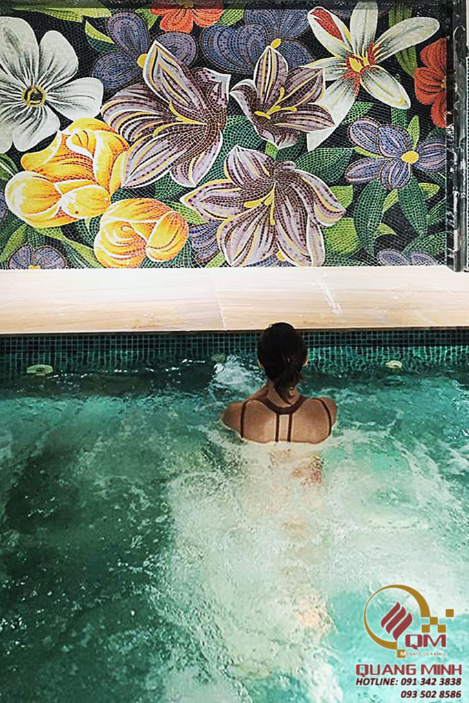 Tranh mosaic và gạch bể bơi tại Khách sạn Hidden Charm Ninh Bình