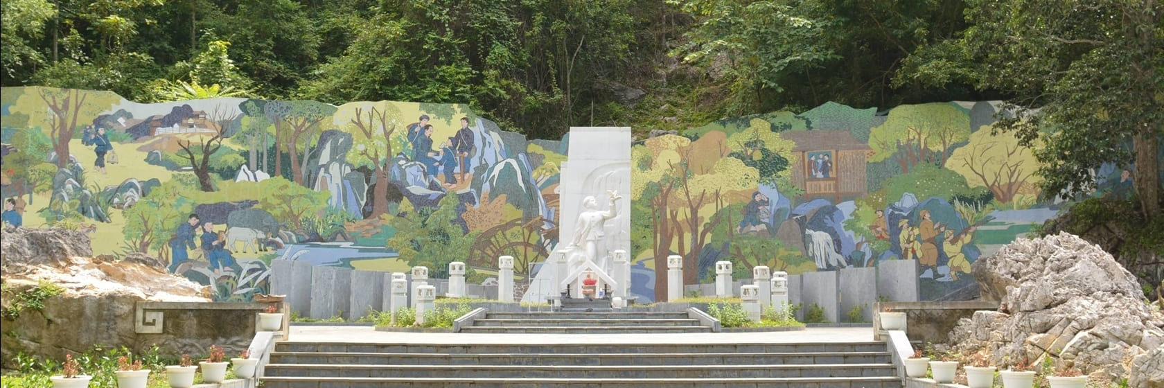 toàn cảnh bức tranh gốm mosaic tại di tích lịch sử anh hùng Kim Đồng