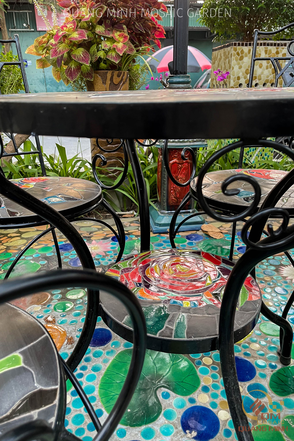 Bộ bàn ghế sân vườn khung sắt Mosaic gốm Hồng Đá (RockRose) QM-BD17