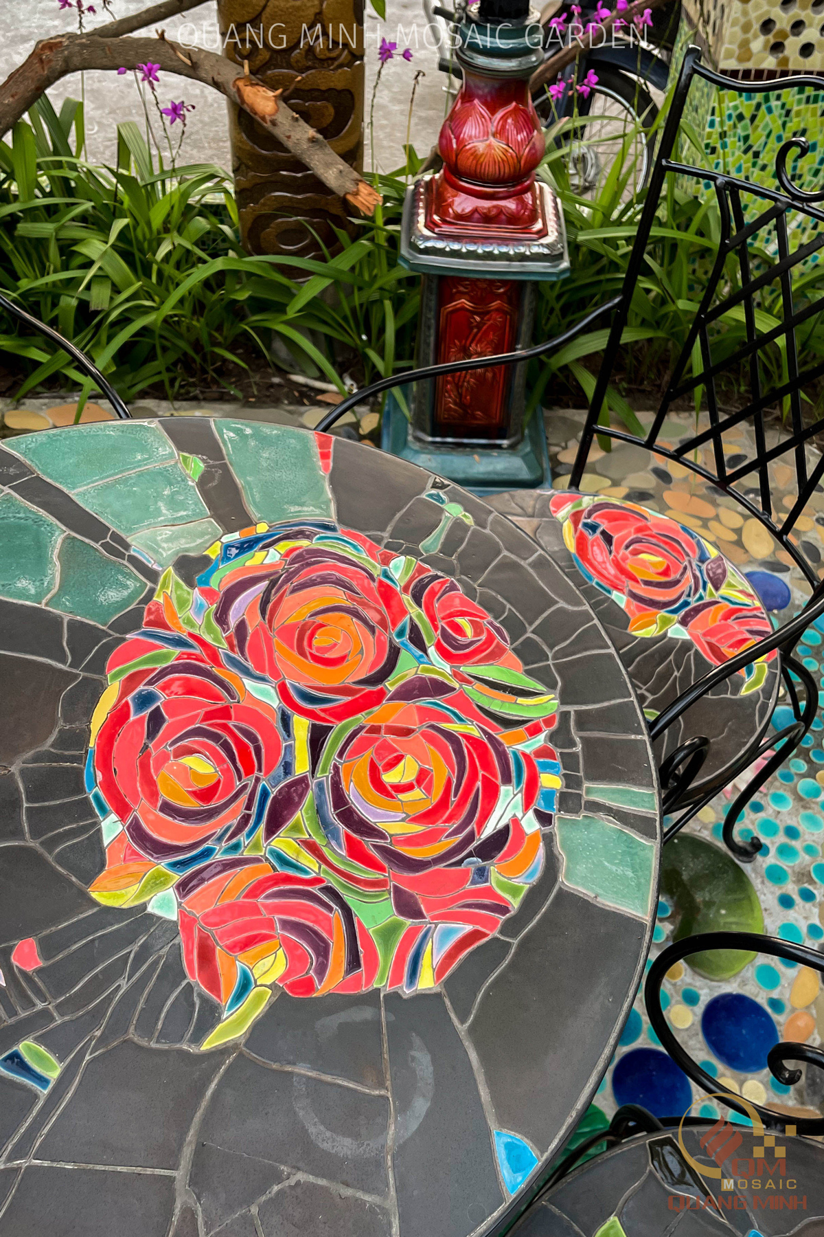 Bộ bàn ghế sân vườn khung sắt Mosaic gốm Hồng Đá (RockRose) QM-BD17
