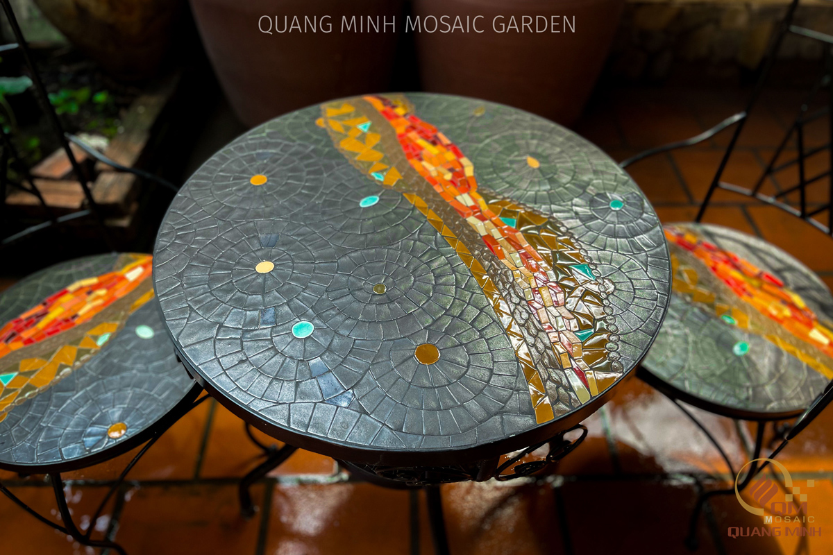 Bộ bàn ghế sân vườn khung sắt Mosaic gốm Lava QM-BD18