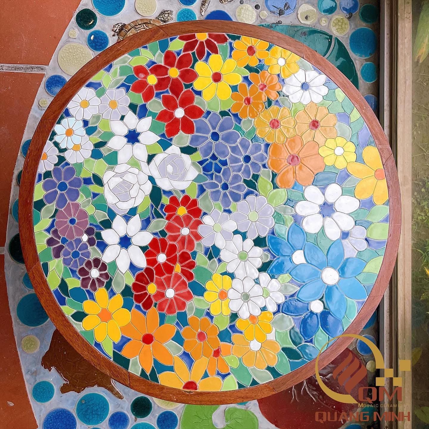 Bàn tròn khung gỗ gốm mosaic họa tiết Ngàn Hoa QM-BT05
