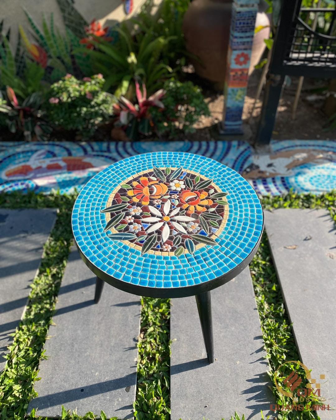 Bàn tròn khung sắt mosaic gốm Hoa cỏ mùa xuân QM-BTS07