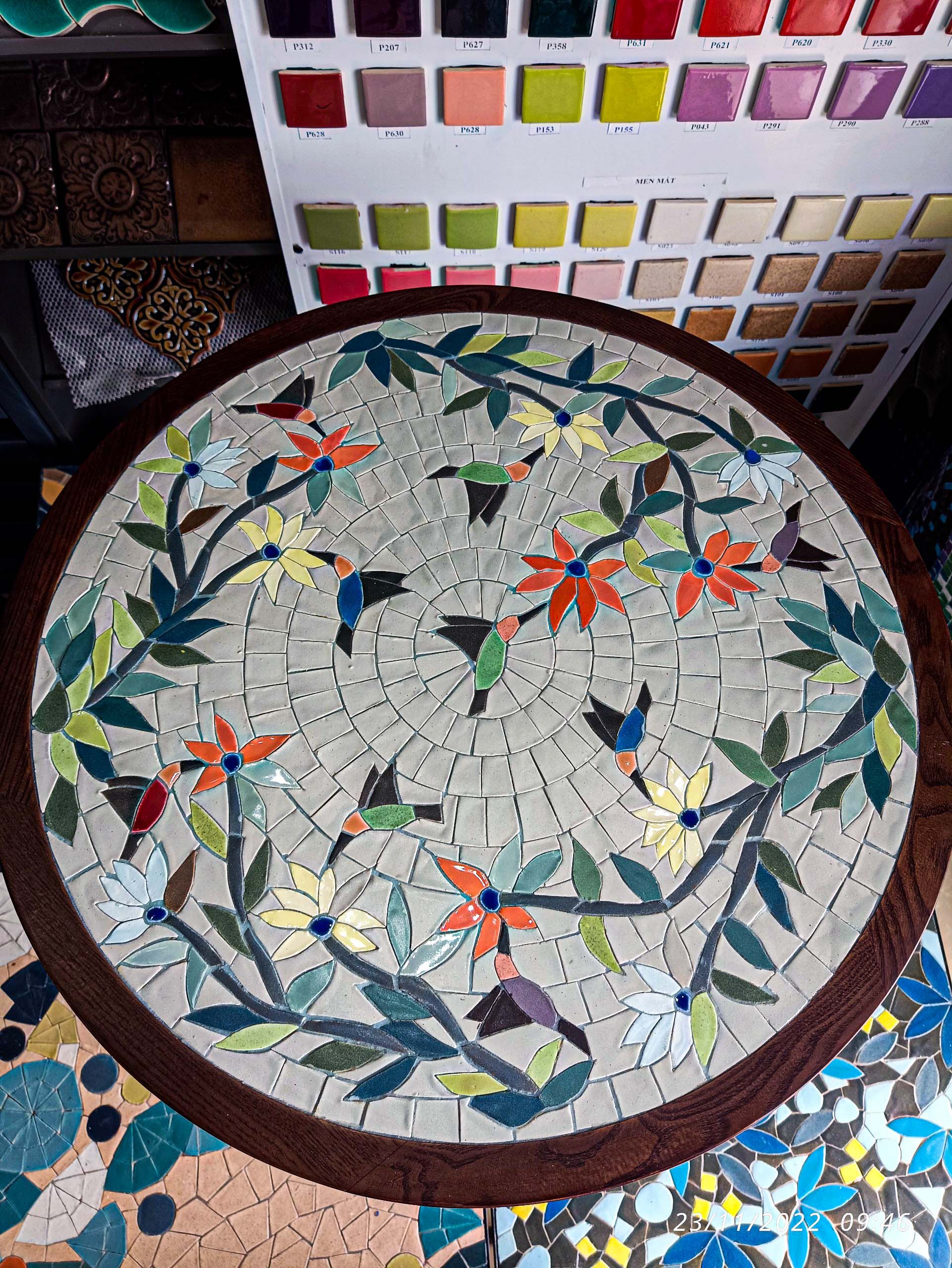 Bàn tròn khung gỗ mosaic gốm Hoa Viên QM-BT25