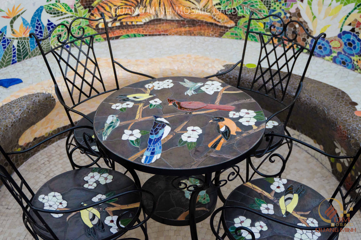 Bộ bàn ghế sân vườn khung sắt Mosaic gốm Ngũ Điểu Du Xuân QM-BD14