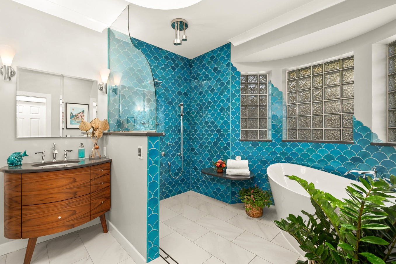 Nhà tắm với sự kết hợp của gạch vảy cá mosaic màu xanh nước biển tạo nên không gian với phong cách hiện đại.