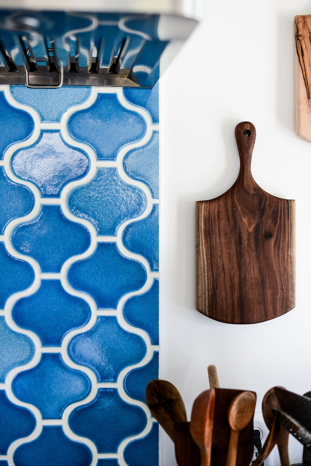 Gạch mosaic đèn lồng trang trí khu vực bếp với men màu xanh nước biển tạo sự tươi mát, thư giãn và bình yên
