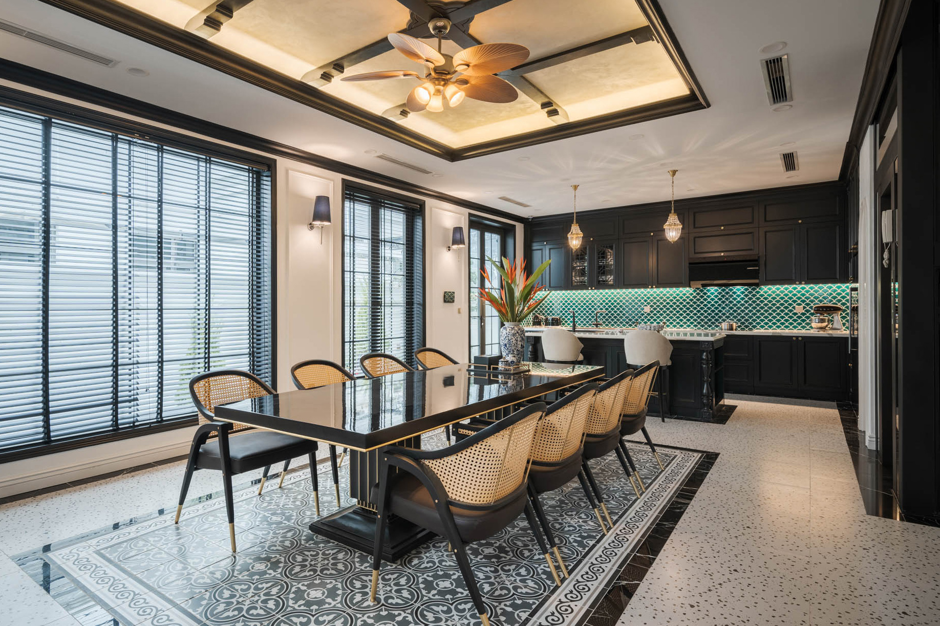 Không gian bếp mang phong cách indochine với gạch mosaic vảy cá xanh lục bảo