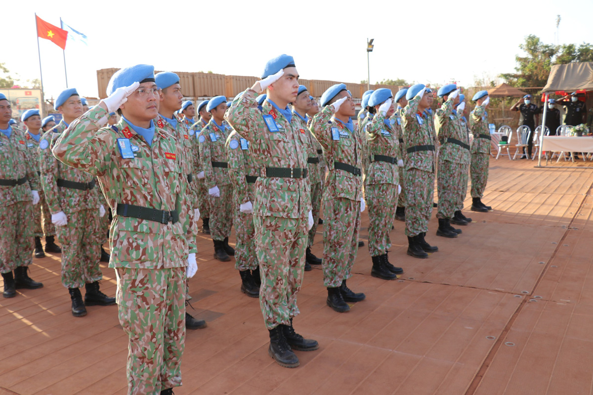 Các chiến sĩ trong lễ thượng cờ tại Sudan