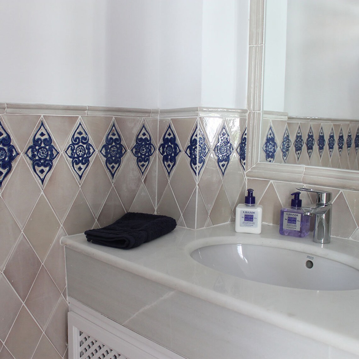 Gạch mosaic hình thoi trang trí khu vực tường phòng tắm
