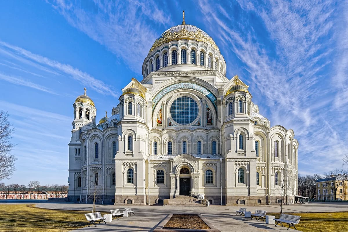 Chiêm ngưỡng nhà thờ tráng lệ Nicolas ở Kronstadt với kiến trúc Byzantine.